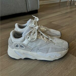 Yeezy boost 700 analog